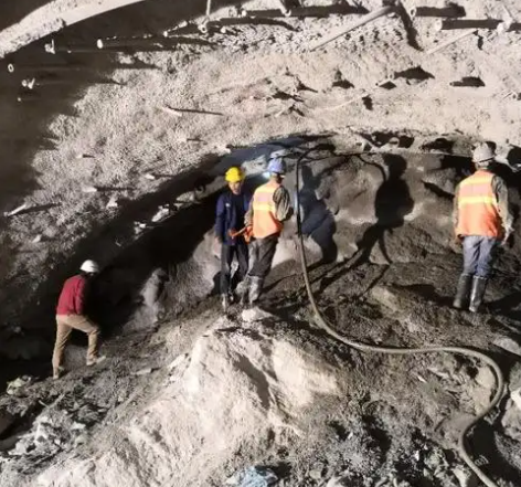 三才镇隧道拱顶带模注浆料，微膨胀注浆料的特点及施工工艺